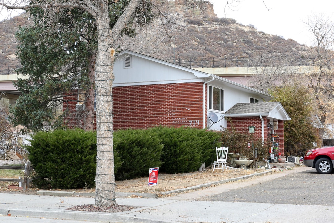 714 Wilcox St in Castle Rock, CO - Foto de edificio
