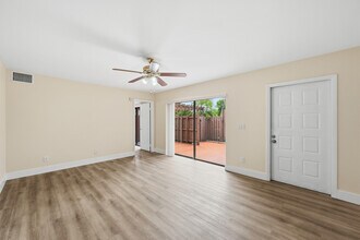 8337 N Coral Cir in North Lauderdale, FL - Building Photo - Building Photo