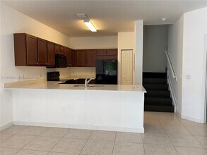 210 NW 109th Ave in Miami, FL - Foto de edificio - Building Photo