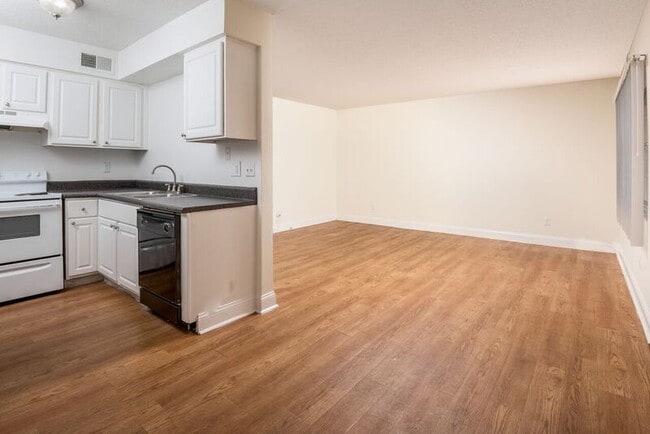 Oak Manor Apartment Homes in Tampa, FL - Building Photo - Building Photo