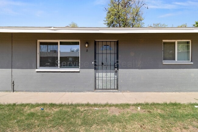 property at 1638 W Desert Cove Ave