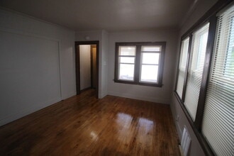 3215 W Auer Ave in Milwaukee, WI - Foto de edificio - Building Photo