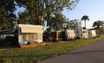 Sunny Pines Mobile Home Park in Mount Dora, FL - Foto de edificio - Building Photo