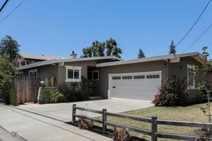 1405 Lenolt St in Redwood City, CA - Building Photo
