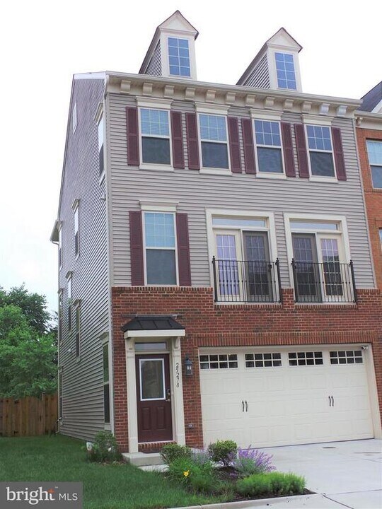 25278 Arrowroot Terrace in Chantilly, VA - Foto de edificio
