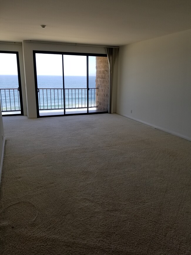 727 Esplanade, Unit 204 in Redondo Beach, CA - Building Photo - Building Photo