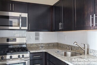 185 Freeman St, Unit 738 in Brookline, MA - Foto de edificio - Building Photo