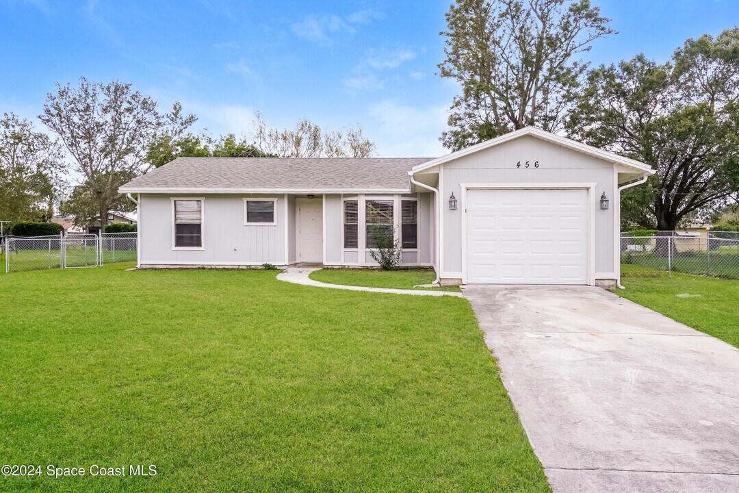 456 SW Molloy St in Port St. Lucie, FL - Building Photo