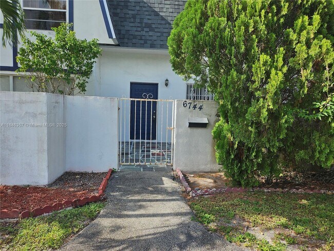6744 SW 40th St in Davie, FL - Foto de edificio - Building Photo