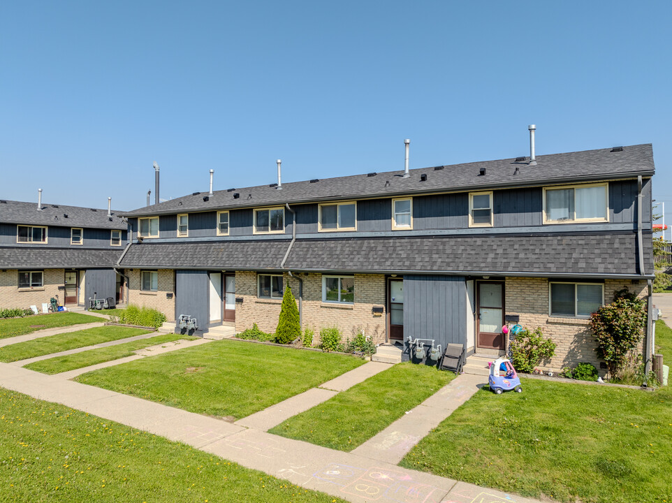 400 Strasburg in Kitchener, ON - Building Photo