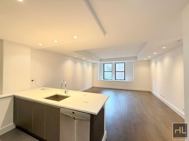 Large newly renovated 2 bed 2 bath - WEST