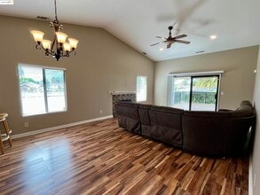 5796 Cutter Loop in Discovery Bay, CA - Building Photo - Building Photo