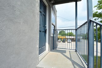 1313 W San Antonio St in New Braunfels, TX - Building Photo - Building Photo