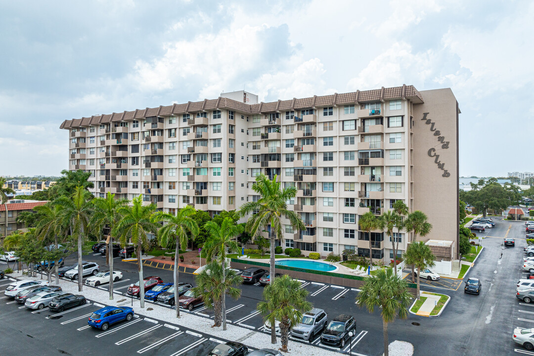 Island Club Condominiums in Pompano Beach, FL - Building Photo