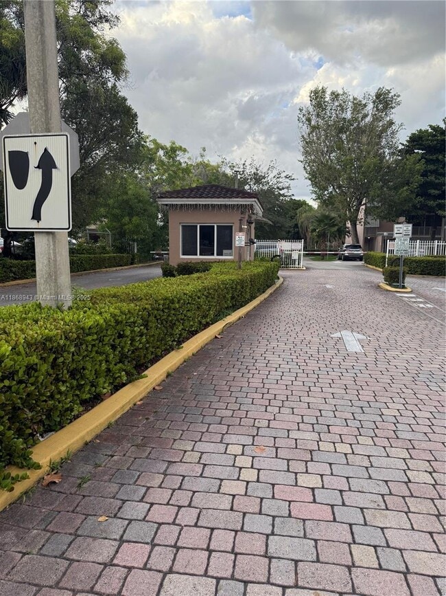 8405 NW 8th St in Miami, FL - Foto de edificio - Building Photo