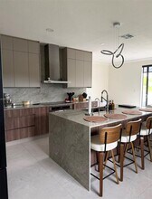 481 NE 194th Ter in Miami, FL - Foto de edificio - Building Photo