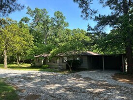 1655 W Markham Rd in Fayetteville, AR - Building Photo