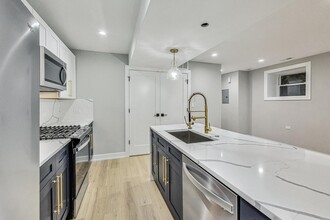 2818 W Fletcher St in Chicago, IL - Building Photo - Building Photo