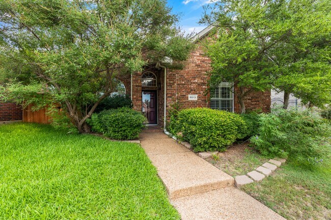 8013 Springmoss Dr in Plano, TX - Foto de edificio - Building Photo