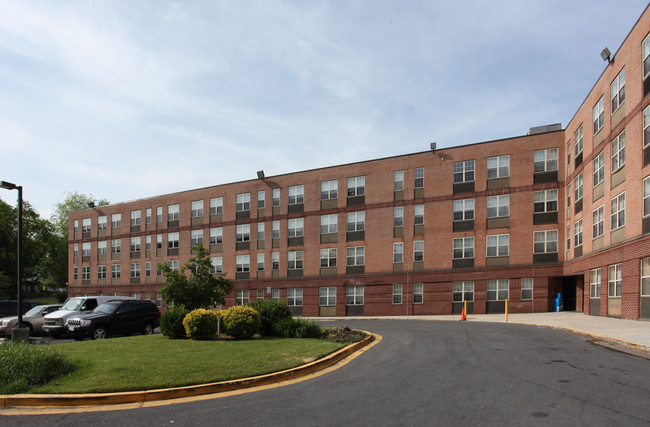 Gateway Village in Capitol Heights, MD - Foto de edificio - Building Photo