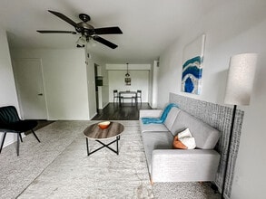 1071 Clayton Ln in Austin, TX - Foto de edificio - Building Photo