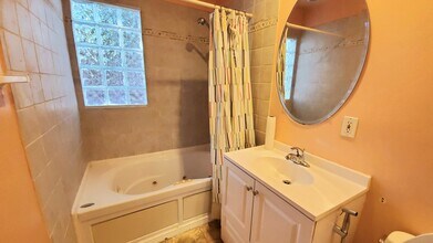 7038 Yarmouth Ave in Reseda, CA - Foto de edificio - Building Photo