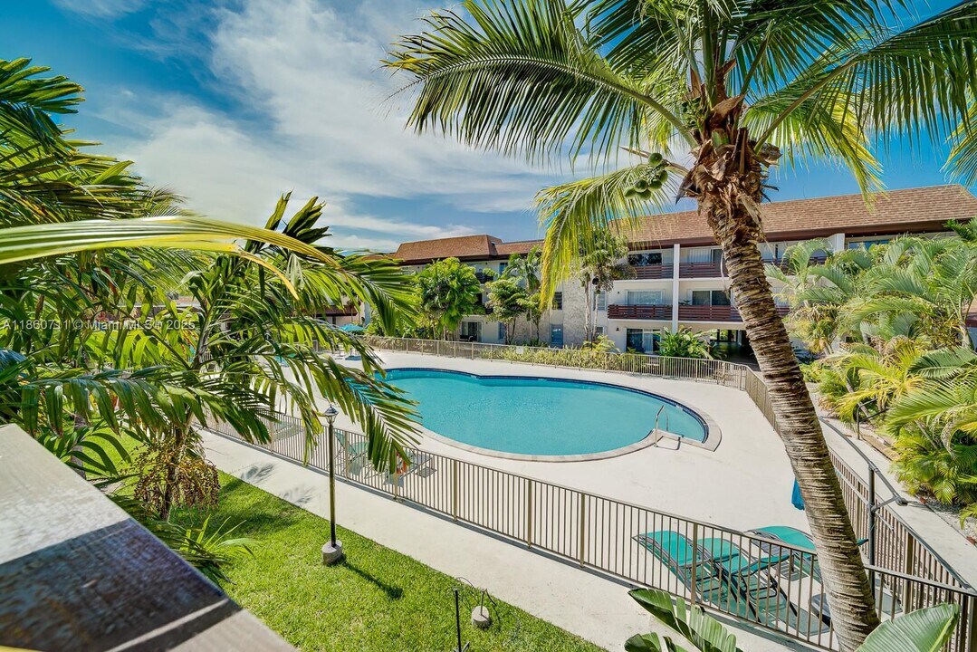 7477 SW 82nd St in Miami, FL - Building Photo