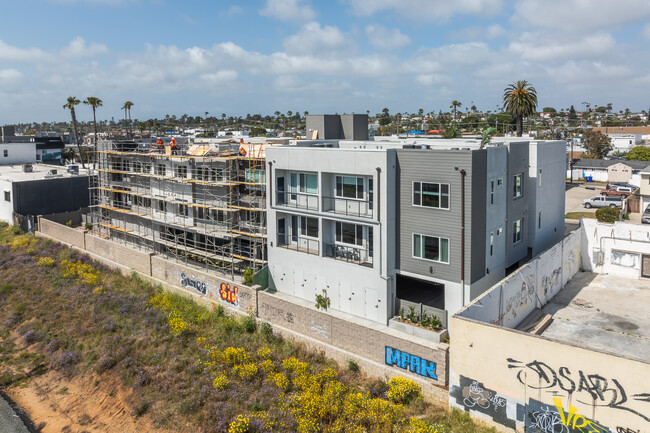 The Breakers - South Swell in Oceanside, CA - Building Photo - Building Photo