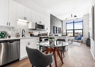 2477 N Milwaukee Ave in Chicago, IL - Foto de edificio - Building Photo