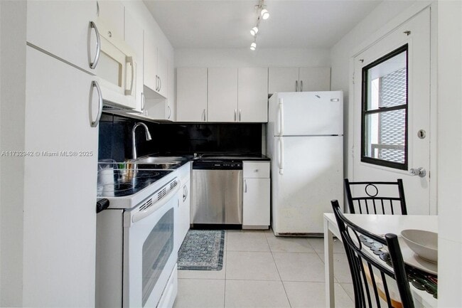 3401 N Country Club Dr, Unit 614 in Aventura, FL - Building Photo - Building Photo