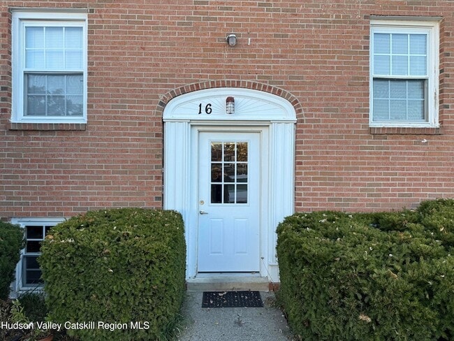 16 Huguenot St in New Paltz, NY - Foto de edificio - Building Photo