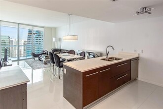 475 Brickell Ave, Unit 4514 in Miami, FL - Building Photo - Building Photo