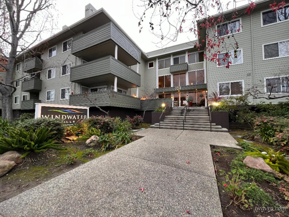 300 Murchison Dr in Millbrae, CA - Building Photo