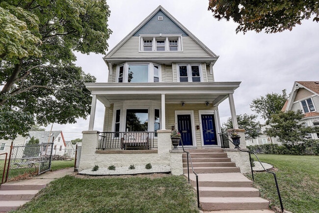 2221 N Booth St, Unit 2221 N Booth St in Milwaukee, WI - Foto de edificio - Building Photo