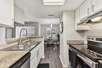 The Lantern Apartments in Austin, TX - Foto de edificio - Building Photo