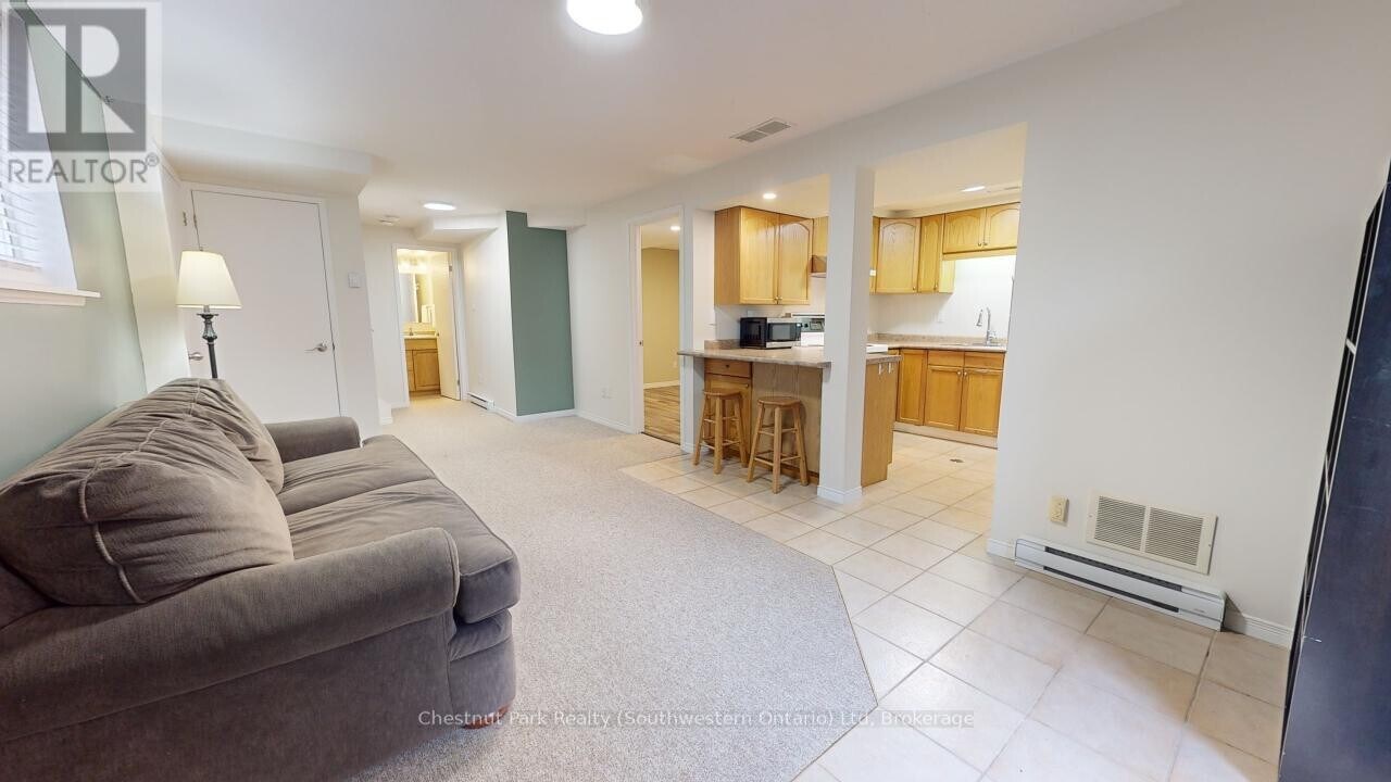 22 Moss Pl in Guelph, ON - Building Photo