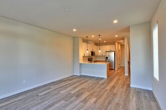 15613 Admiralty Way in Lynnwood, WA - Building Photo - Building Photo