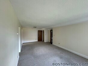 8 Brattle Dr, Unit 2 in Arlington, MA - Foto de edificio - Building Photo