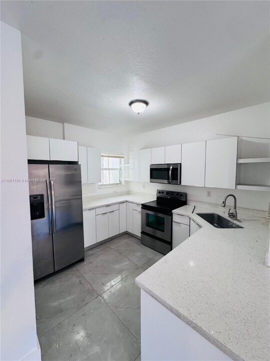 949 SW 6th Pl in Florida City, FL - Foto de edificio