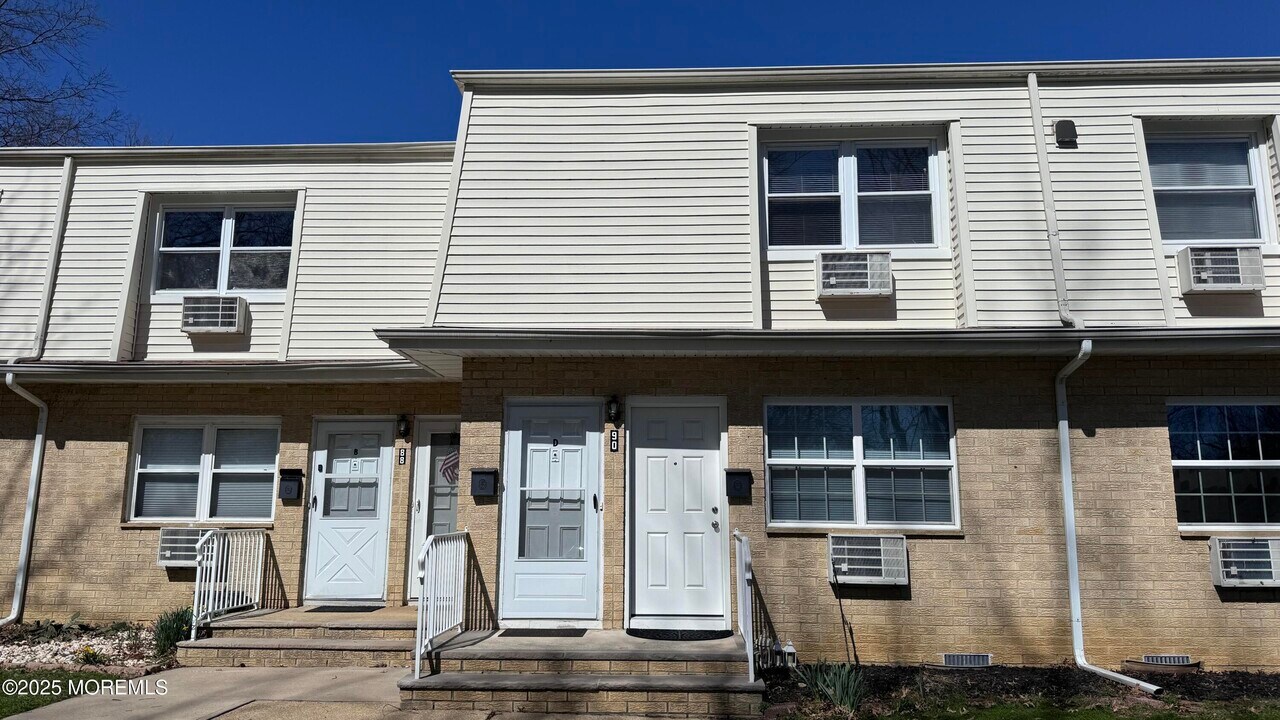 90 White St in Eatontown, NJ - Building Photo