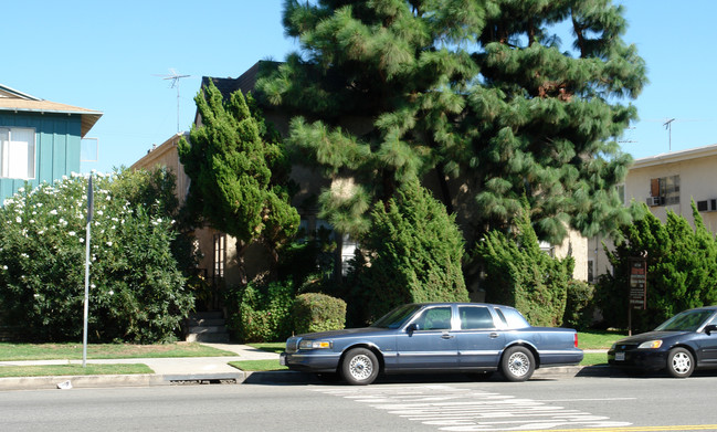 6134 Coldwater Canyon Ave in North Hollywood, CA - Foto de edificio - Building Photo