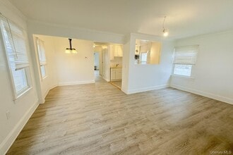 10 Dorothy Ct in Merrick, NY - Building Photo - Building Photo