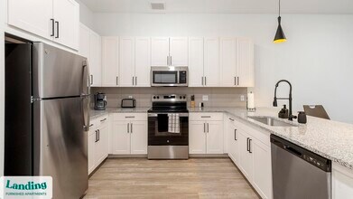 650 E Sycamore St in Denton, TX - Building Photo - Building Photo