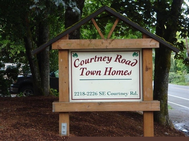Courtney Road Townhomes in Milwaukie, OR - Foto de edificio - Other