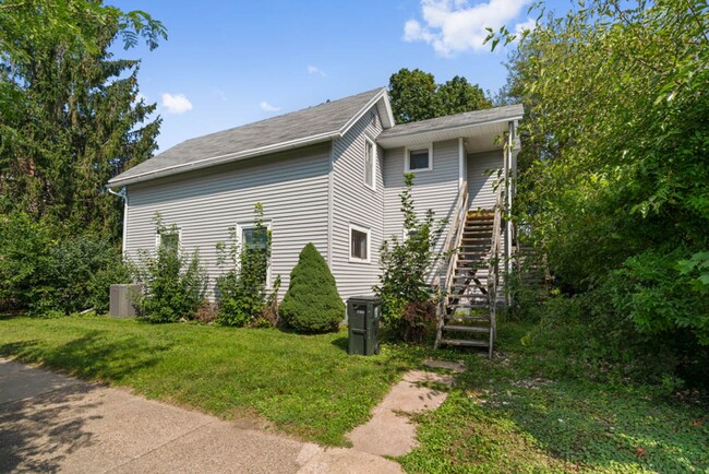 904 Clay St in Cedar Falls, IA - Foto de edificio - Building Photo