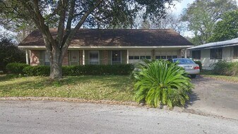 8110 Bob White Dr in Houston, TX - Building Photo