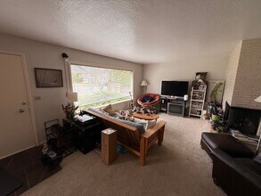 1415 Lakeway Dr in Bellingham, WA - Building Photo - Building Photo