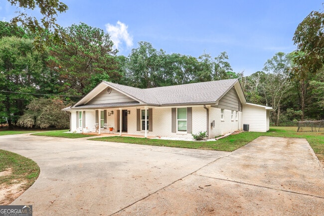 657 Senoia Rd in Tyrone, GA - Foto de edificio - Building Photo