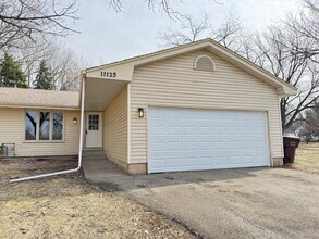 11125 River Hills Dr in Burnsville, MN - Building Photo - Building Photo