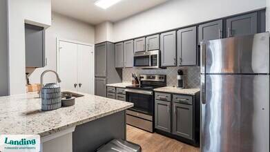 11022 Culebra Rd in San Antonio, TX - Foto de edificio - Building Photo